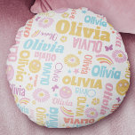 Sonríe flor gráfica pastel preppy lanzar almohada<br><div class="desc">Una sonrisa única de un lado y el nombre de la almohada gráfica del otro lado en tonos pastel frescos,  amarillo,  rosa,  azul,  coral sobre blanco. Personaliza con tu propio nombre,  actualmente dice Olivia. Diseñado por Sarah Trett. Se vería genial en un dormitorio para adolescentes,  chicas o adolescentes.</div>
