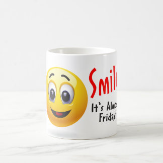 ¡Sonrisa - casi es viernes! Taza