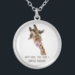 Sonrisa de collar de jirafa juguetona - texto Pers<br><div class="desc">Collares divertidos con la lengua de jirafa fuera y el Personalizado lúdico dibujar sonrisas collar de texto - Personalizable - o Elegir / Añadir su texto único / fuente / color - Hacer su regalo de collar especial - Redimensionar y mover o quitar y agregar elementos / imagen con herramienta...</div>