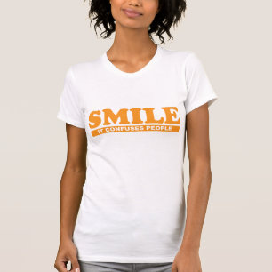 Sonrisa divertida confunde la camiseta de la gente