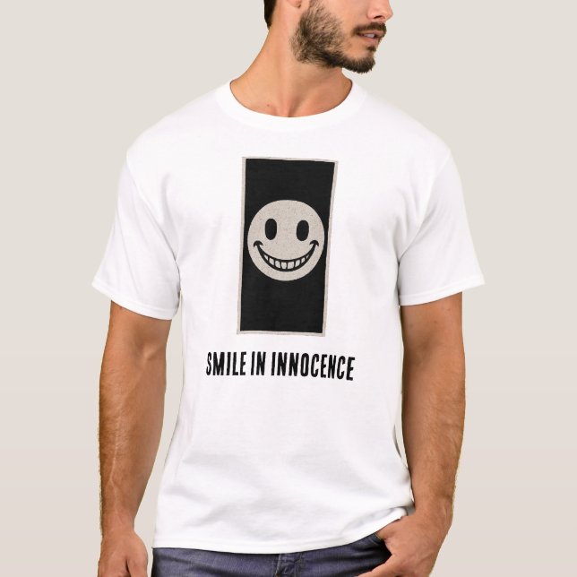 Sonrisa en camiseta inocente (Anverso)