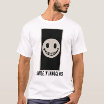 Sonrisa en camiseta inocente