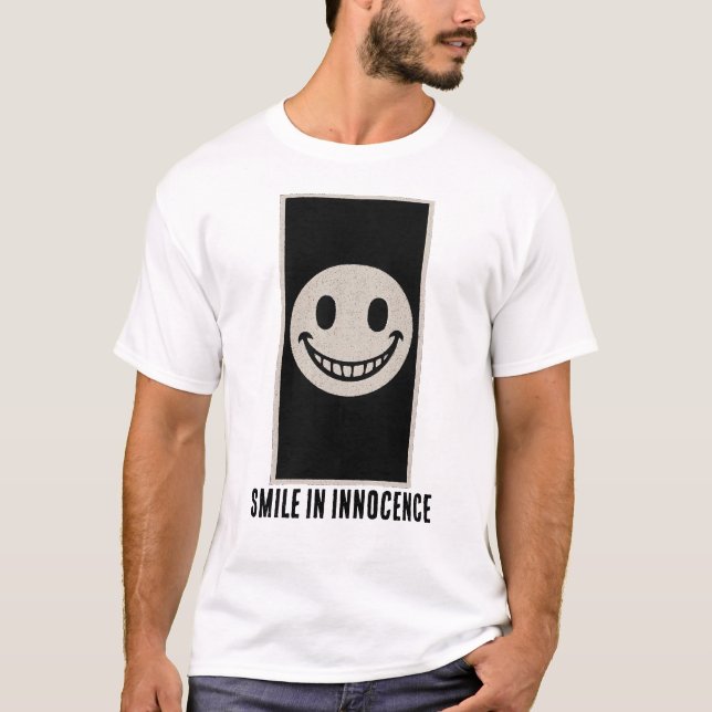 Sonrisa en camiseta inocente (Anverso)