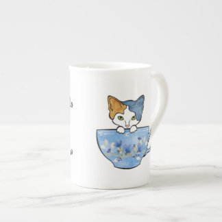 Sorba el té y acaricie mi taza de China del gato