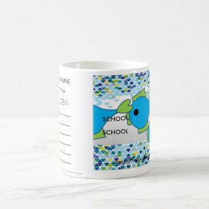 Sorbo de la taza de café y pescados del plan