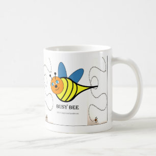 Sorbo y abeja ocupada de la taza de café del plan