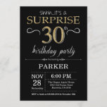 Sorpresa 30 cumpleaños invitación negro y oro<br><div class="desc">Sorpresa 30 cumpleaños invitación con antecedentes de Purpurina negro y oro. Pizarra. Cumpleaños de adultos. Invitación de cumpleaños de hombres o mujeres. Cualquier edad. Para una mayor personalización,  haga clic en el botón "Personalizar" y utilice nuestra herramienta de diseño para modificar esta plantilla.</div>