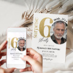 Sorpresa 60.ª invitación de cumpleaños de oro con<br><div class="desc">Diseñada para nuestras Invitaciones de Cumpleaños con la colección de fotografías,  esta tarjeta de invitación de personalizable incluye una sección de fotos editable,  números de oro y fuentes decorativas de escritura a mano. Elementos coincidentes disponibles.</div>