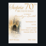 Sorpresa 70 invitaciones a fiestas de cumpleaños<br><div class="desc">A sus huéspedes les encantará esta invitación personalizada, dorada y blanca para los 70 años, decorada festivamente con elegantes botellas de champán y copas de champán colocadas en un fondo blanco. Sencillo pero festivo, la elegante, moda, clásica, sorpresas elegantes, la invitación a la fiesta de 70 años es una manera...</div>