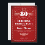 Sorpresa 80.ª Invitación de cumpleaños - Blanco Ro<br><div class="desc">Sorpresa Invitación a los 80 Años. Diseño elegante en rojo y blanco. Caracteriza el tipo de letra del guión de estilo retro. Perfecto para la celebración del cumpleaños de mujeres o hombres.</div>