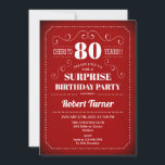 Sorpresa 80.ª Invitación de cumpleaños - Blanco Ro<br><div class="desc">Sorpresa Invitación a los 80 Años. Diseño elegante en rojo y blanco. Caracteriza el tipo de letra del guión de estilo retro. Perfecto para la celebración del cumpleaños de mujeres o hombres.</div>