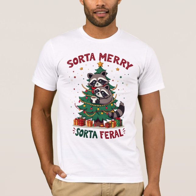 Sorta Merry Sorta Feral Raccoon Navidades Camiseta (Anverso)