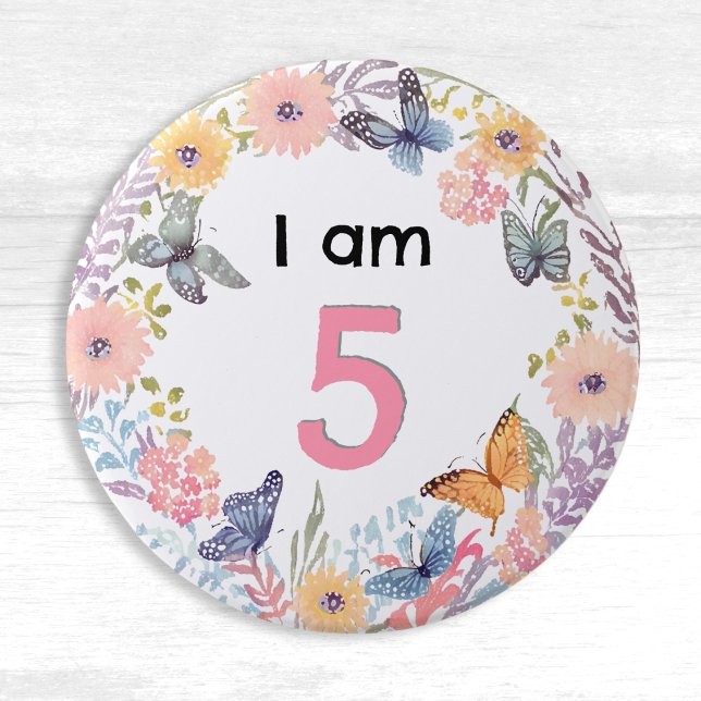 Soy 5 Hermoso botón de insignia de mariposa floral (A very pretty pin button badge with 'I am 5' words, and a border of flowers and butterflies)