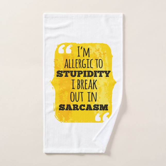 Soy alérgico a la estupidez que broto en sarcasmo (Toalla de mano)