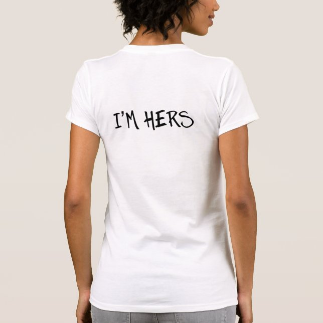 SOY DE ELLA. ELLA ES MÍA. Camisetas BODAS LESBIANO (Reverso)