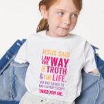Soy la camiseta de los niños Way en colores brilla<br><div class="desc">Camiseta cristiana con el verso bíblico de Juan 14:6 Jesús le dijo: "Soy el camino, la verdad y la vida. Nadie puede venir al Padre excepto a través de mí". Los versos están en colores rojo y rosado naranja y en caligrafía mixta y tipografía minimalista. Este diseño moderno y moderno...</div>