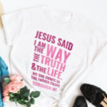 Soy la camiseta Way<br><div class="desc">Camiseta cristiana con el verso bíblico de Juan 14:6 Jesús le dijo: "Soy el camino, la verdad y la vida. Nadie puede venir al Padre excepto a través de mí". Los versos son en tonos pastel azules y en caligrafía mixta y tipografía minimalista. Este diseño moderno y moderno es la...</div>