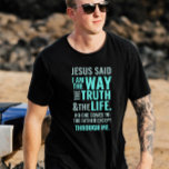 Soy la camiseta Way en colores pastel<br><div class="desc">Camiseta cristiana con el verso bíblico de Juan 14:6 Jesús le dijo: "Soy el camino, la verdad y la vida. Nadie puede venir al Padre excepto a través de mí". Los versos son en tonos pastel azules y en caligrafía mixta y tipografía minimalista. Este diseño moderno y moderno es la...</div>