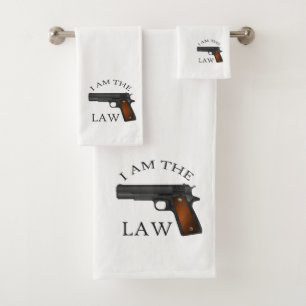 Soy la ley con una pistola de mano