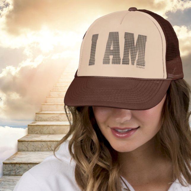 SOY Sombrero Camionero - Nueva era espiritual (Woman wearing tan/brown Trucker Hat that says I AM in faux silver metallic. Heavenly staircase)