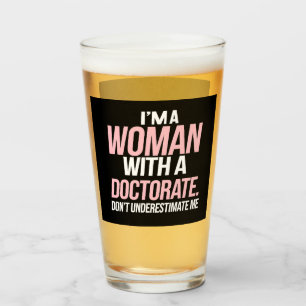 Soy una mujer con un doctorado graduación graciosa