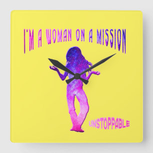 Soy una mujer en un reloj cuadrado de la misión