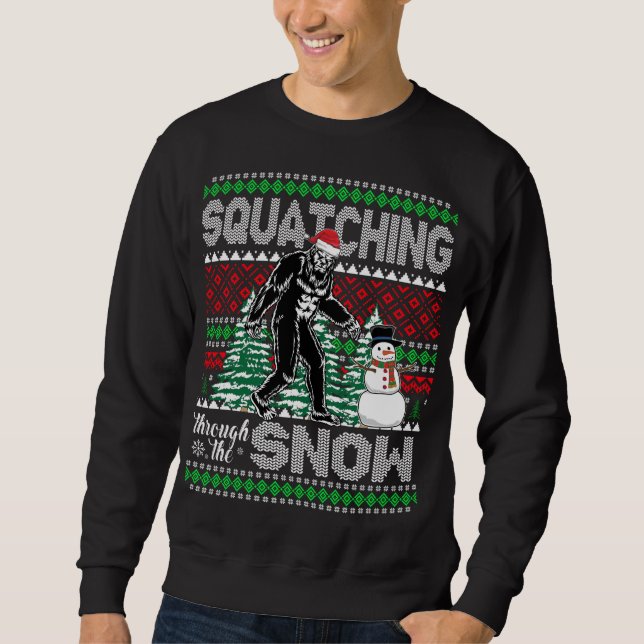 Squatching through the Snow Bigfoot Ugly Sweater C (Anverso)