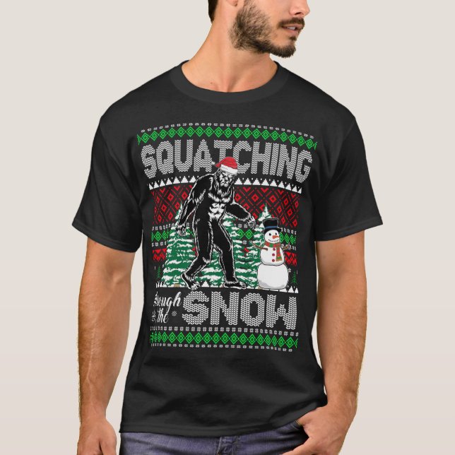 Squatching through the Snow Bigfoot Ugly Sweater C (Anverso)