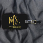 Sr. Apellido Relieve metalizado dorado Etiqueta de<br><div class="desc">Sr. Apellido Relieve metalizado dorado Faux Typography Modern Etiqueta de la bolsa de equipaje. Esta bolsa Mr. es perfecta para un Boda moderno. La etiqueta de equipaje Mrs Gold también está disponible para emparejar.</div>
