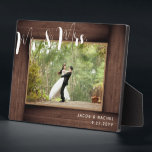 Sr. y el marco de fotos de Bodas rusos de Mrs Scri<br><div class="desc">Este diseño presenta un falso marco rústico de madera y un texto de escritura moderno. Haga clic en el botón personalizar para obtener más flexibilidad en la modificación del texto. En nuestra tienda, zazzle.com/store/doodlelulu, se encuentran disponibles variantes de este diseño, diferentes tipos de papel y productos de coordinación. Contáctenos si...</div>
