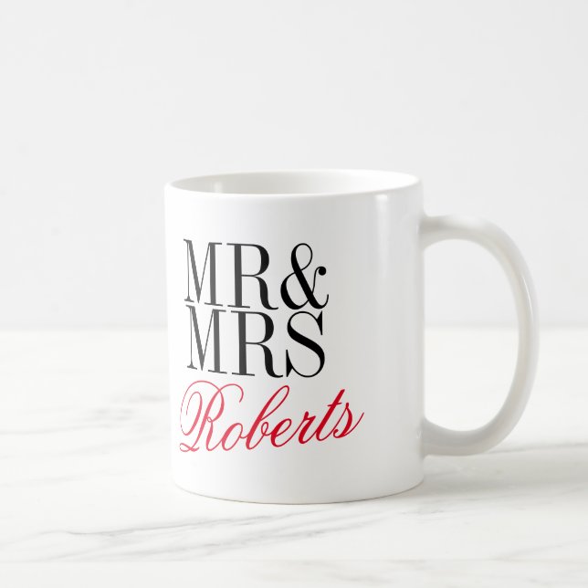 Sr. y señora compromiso o taza de encargo del (Derecha)