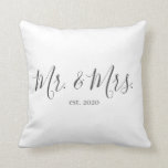 Sr. y Sra. Cojín decorativo por el aniversario de<br><div class="desc">El Sr. y la Sra. tirar almohada personalizada con el año del boda hace un boda lindo o regalo de aniversario.</div>