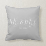 Sr. y Sra. Cojín decorativo por el aniversario de<br><div class="desc">El Sr. y la Sra. tirar almohada personalizada con el año del boda hace un boda lindo o regalo de aniversario.</div>