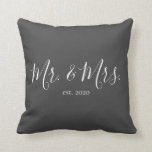 Sr. y Sra. Cojín decorativo por el aniversario de<br><div class="desc">El Sr. y la Sra. tirar almohada personalizada con el año del boda hace un boda lindo o regalo de aniversario.</div>