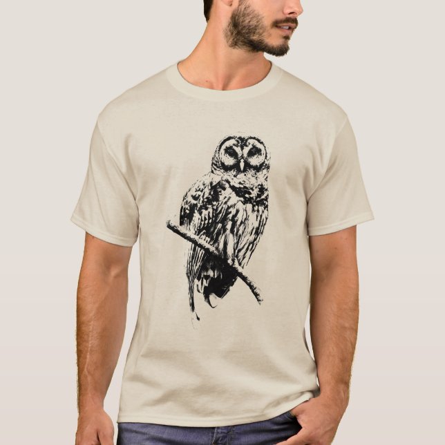 Sra. Barred Owl - Tinta negra en camisa ligera (Anverso)