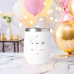 Sra Fecha de Boda con Apellido Personalizado<br><div class="desc">Un elegante vaso térmico para vino con la inscripción Sra. en letra script refinada y el apellido personalizado en monograma, junto con la fecha de boda establecida, acentuado por un delicado corazón rosa. La tipografía elegante en un vaso blanco limpio crea un sofisticado recuerdo nupcial. Un regalo hermoso para la...</div>