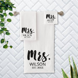 Sra. Modern Brush Fuente Boda Aniversario Pareja<br><div class="desc">Celebre el boda con nuestro juego de toallas de baño de la pareja Boda de tipografía de pincel moderno. Con el título "Mrs." en un estilo de letra elegante en blanco y negro. El diseño sencillo y minimalista le da un toque de encanto moderno a la decoración del cuarto de...</div>