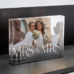 Sra. Newlyw regalo de pareja moderna foto Keepsake<br><div class="desc">Bloque fotográfico minimalista y moderno para parejas recién casadas. Diseño sencillo y moderno con un diseño fotográfico completo. Personalizar con su foto especial,  año y nombre. Foto de "Mrs. & Mrs." en una tipografía elegante. Un recuerdo perfecto para las parejas que celebran su matrimonio como señora y señora.</div>