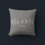 Sra. y Sra. Cojín decorativo por el aniversario de<br><div class="desc">La señora y la señora tiran almohada personalizada con el año del boda hace un boda lindo o regalo de aniversario.</div>