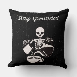 Stay Grounded Skeleton hace Cojín decorativo de ca