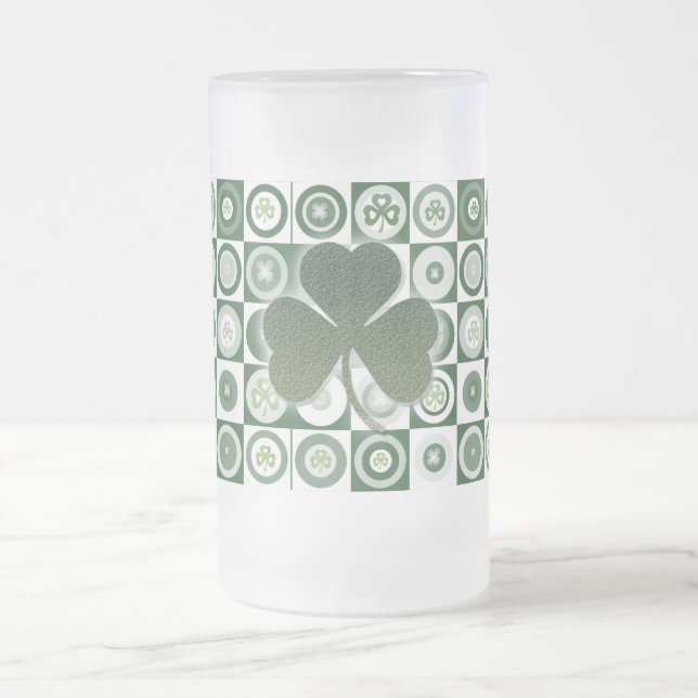 Steins, tazas y tazas irlandeses de la cerveza de (Centro)