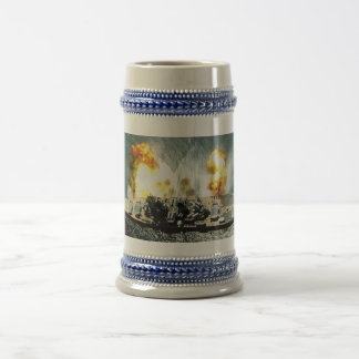 Steins y tazas llenos del costado que encienden