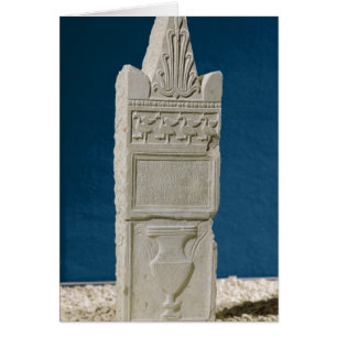 Stele votivo con un frontón triangular