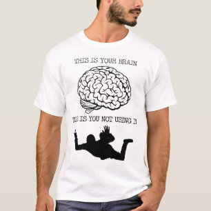 Su cerebro en la camisa divertida de Skydiving