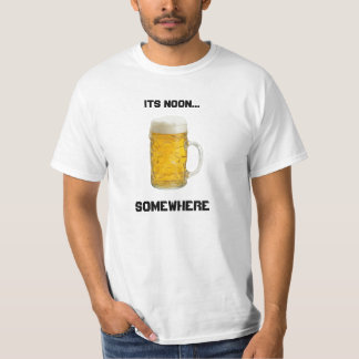 Su mediodía. En alguna parte camisa de la CERVEZA
