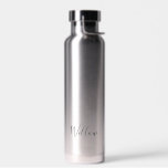 Su nombre Botella de agua de plata deslucida román<br><div class="desc">Personalice esta botella de agua moderna y elegante con su nombre en una escritura negra romántica y femenina.</div>