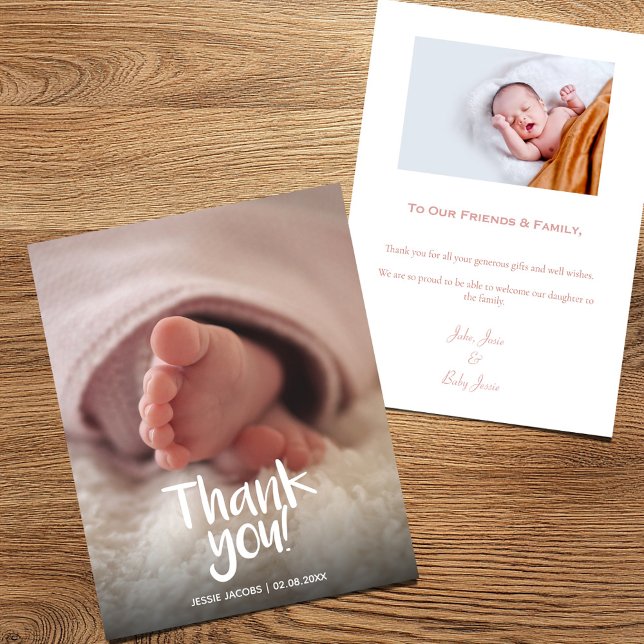 Su tarjeta de agradecimiento a la niña de foto beb (Baby boy announcement card featuring a close-up of tiny feet and handwritten style script )