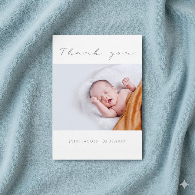 Su tarjeta de agradecimiento para la ducha de bebé (Your photo baby shower thank you card with elegant script.)