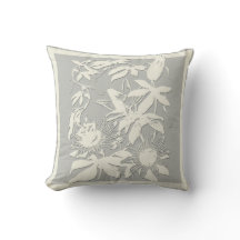Suave almohada floral gris y blanca