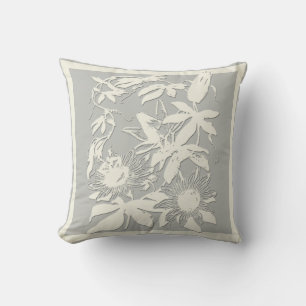 Suave almohada floral gris y blanca